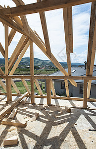 用木梁做屋顶框架项目木匠木头天空屋顶房子木工木材住房图片