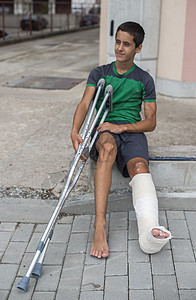 男孩的腿断了事故保健疾病卫生伤害拐杖孩子疼痛石膏男人图片
