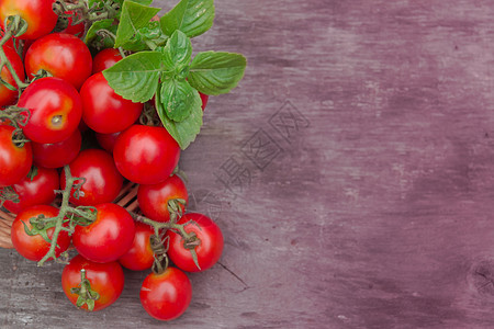 木制古老背景的红番茄和食用树脂木板草本植物木头美食厨房饮食营养蔬菜烹饪植物图片
