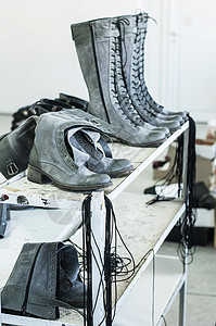 工厂里的手工制鞋设计师机器质量刀具技术男性皮革鞋类工作检查图片