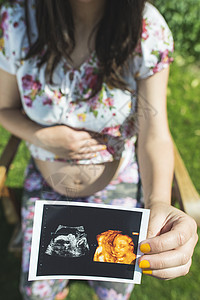 怀孕妇女持有子宫照片母性父母母亲腹部女士孩子婴儿生活白色身体图片