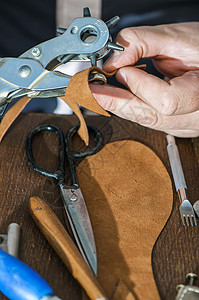 制鞋制作者生产服务传统鞋类工作做工鞋匠手工锤子图片