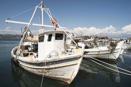 希腊的渔船运输血管天空渔夫蓝色海岸码头假期渔业海洋图片