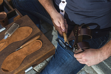 亲手制鞋制作者男人鞋匠作坊机器皮革老年手工手工业工具图片