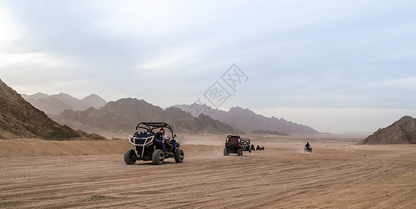 旅游者前往沙漠的旅程 在埃及路外的小虫子上旅游娱乐司机小路运输天空热带技术岩石山景图片