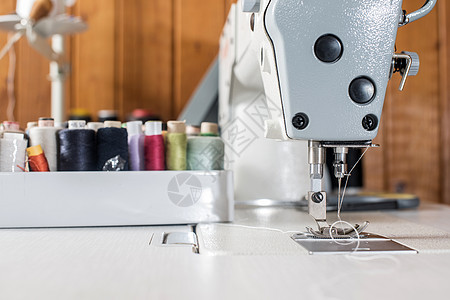 妇女用缝纫机缝衣成人纺织品工作女性职业工厂工人女裁缝裁缝机器图片