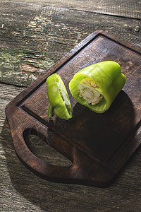 木柴上切绿胡椒蔬菜红色辣椒绿色木头桌子食物图片
