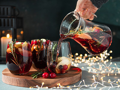 冬季的圣夜盛装着眼镜 圣诞节桌酒精投手橙子假期新年眼镜食谱蜡烛迷迭香芳香图片