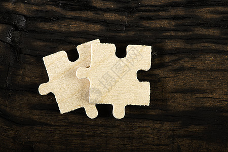 复古木制背景在深色背景上的木制拼图游戏合伙解决方案成功玩具战略团体团队商业白色背景
