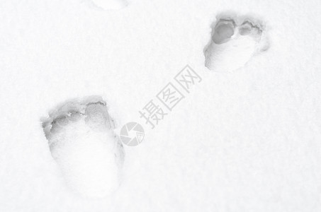 白雪上裸露的人类脚足足迹图案雪纹痕迹季节脚印模式白色雪地人脚图片