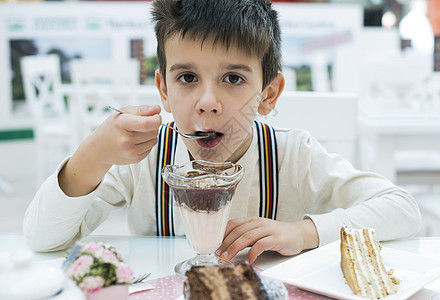 儿童吃牛奶巧克力奶昔孩子们奶油微笑餐厅女孩孩子食物男生稻草饮食图片