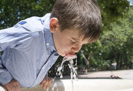 喷泉中的儿童饮用水公园口渴孩子们童年龙头孩子茶点淬火女孩男生图片