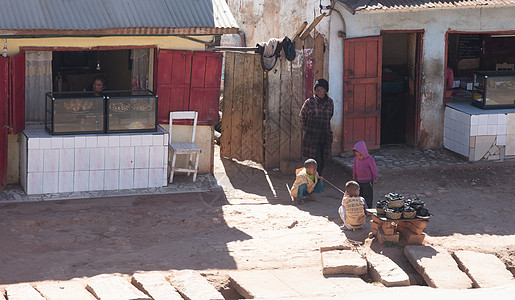 马达加斯加于2019年7月25日July 25 2019路边一个典型城市的景象沥青孩子食物煤炭孩子们店铺图片
