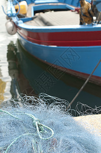 渔船和渔网商业海岸海浪港口工具绳索运输海洋蓝色血管图片