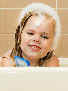女孩在浴缸里玩玩具高清图片