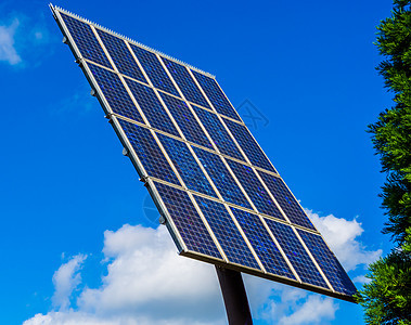 电极上的太阳能电池板公园 现代生态能源解决方案 电力工业背景情况图片
