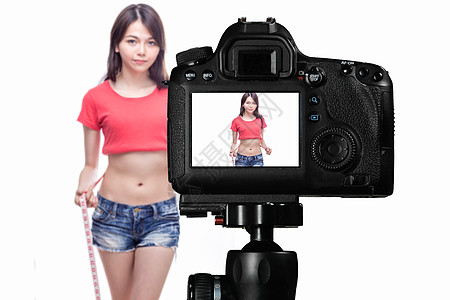 摄影机后腰部的亚洲鳄鱼 社交媒体震荡影响者美丽身体互联网数字测量重量拍照减肥博主图片