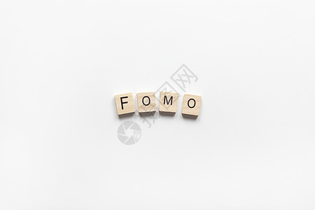 白色背景木块的缩写词 FOMO FOMO 意味着 不停地上网冲浪 概念人与人之间的社会沟通问题 数字排毒 平躺图片