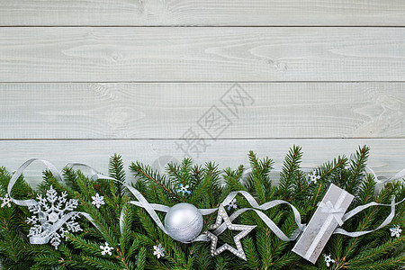 圣诞公寓装饰在木上木头松树季节风格雪花吃鸡丝带玩具假期桌子图片