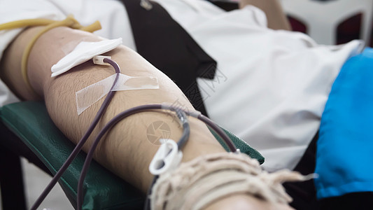 为交叉红色组织献血的志愿者  有献血观念的人男性实验室药品测试捐款考试手臂医院病人注射图片