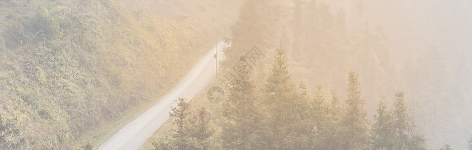 全景道路沿途行驶 越南充满雾雾的山地景观 使河谷一片崎岖顶峰曲线天线薄雾街道山沟阴霾悬崖旅行沥青图片