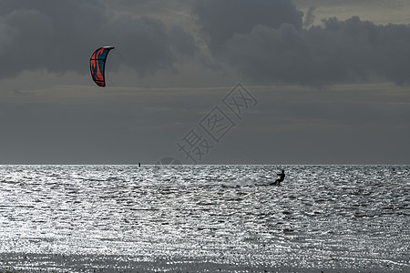 Kite Surfer在瓦登海的夜晚阳光下图片