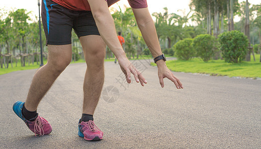 运动男子在公园跑步时脚踝扭伤 保健和体育概念图片