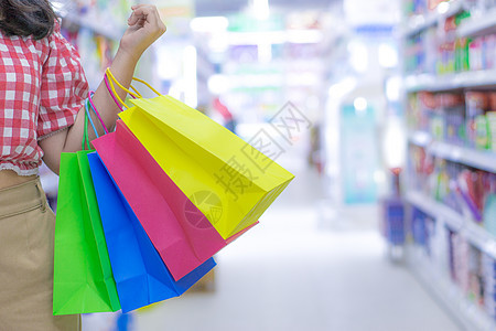 近亲手握着许多购物袋的女士在购物时奢华商业假期购物者精品销售购物中心礼物女性零售图片