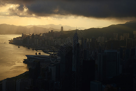 云层城市日出于峰顶日出天际建筑学射线港口景观场景天空金融市中心背景