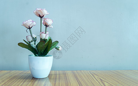 桌子上有美丽的玫瑰花 复制空间房间供您放假背景装饰的文字用 笑声家居复古花头季节叶子假期植物学花瓣绿色婚礼图片