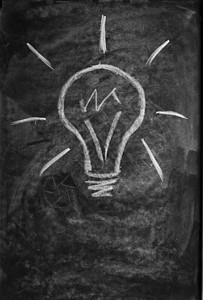 画在黑板上的灯泡木头绘画笔记备忘录框架大学广告牌粉笔黑色知识图片