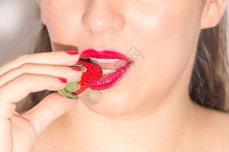 近近接近女人咬草莓女性浆果荒野快乐花园化妆品水果中途女孩口红图片