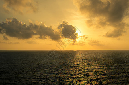 日落地平线反射太阳红色蓝色橙子天空海岸海洋图片