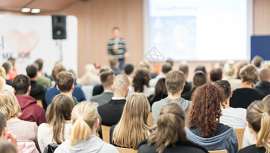 演讲者在大学演讲厅做演讲作坊学院研讨会领导者讲话民众企业家创业习俗会议图片