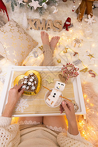圣诞节享受热可可和节日姜饼的圣诞快乐图片