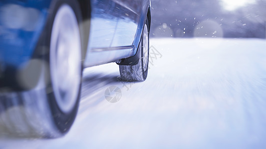 蓝车在冬季雪路上快速行驶 安全驾驶概念车辆旅行日落天气速度季节运输牵引力危险车轮图片