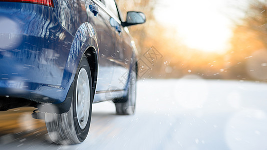 蓝车在冬季雪路上快速行驶 安全驾驶概念蓝色车轮危险冻结橡皮天气旅行季节日落运输图片