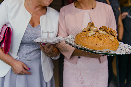 家长们用面包和盐给新娘和新郎送上传统磨油礼 并配有面杯的伏特加妈妈婚礼玻璃父亲抛光母亲仪式父母爸爸图片