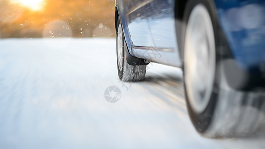 蓝车在冬季雪路上快速行驶 安全驾驶概念运输车轮温度危险橡皮旅行车辆日落雪花汽车图片