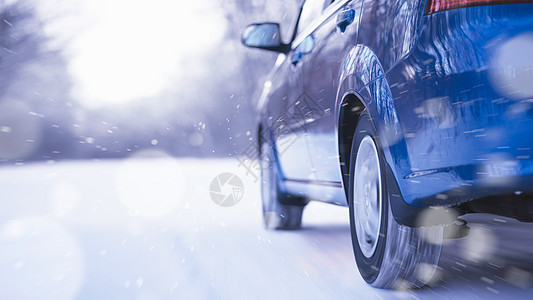 蓝车在冬季雪路上快速行驶 安全驾驶概念运动雪花车轮运输牵引力日落速度汽车旅行天气图片