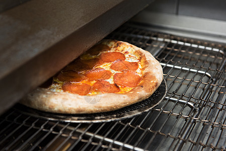 在烤箱里准备比萨饼蔬菜烧伤披萨烘烤脆皮面包石头火炉乡村餐饮图片