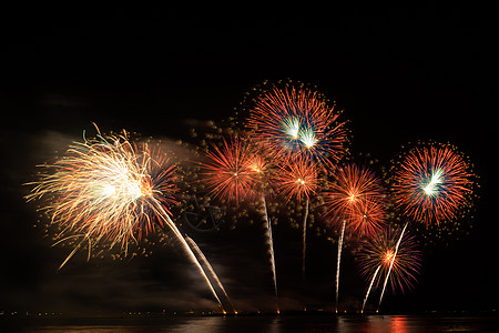 夜空月黑暗天空背景的烟花周年火花庆典倒数红色派对纪念日快乐节日假期背景