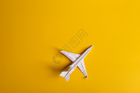 一组纸面飞机朝一个方向 一人用不同方式指向黄色背景 从飞机尾部划出圆形线 单位 美元竞赛商业天空战略领导喷射成功创造力蓝色白色图片