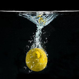 滴在水中的新鲜柠檬运动食物飞溅黑色背景水果溪流液体气泡生物图片