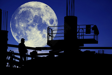 男人在令人难以置信的夜晚工作建造概念脚手架行星月亮起重机职业剪影工人建筑物图片