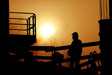 日落时工作的男人脚手架概念职业工人剪影起重机建造建筑物图片