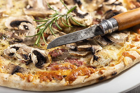 蘑菇披萨和迷迭香食物照片熏肉饮食蔬菜木头乡村草药餐厅桌子图片
