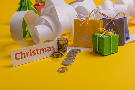 假期费用概念 长而扭曲的圣诞开支清单 礼物 礼物 硬币和圣诞短信庆典预算银行购物金融季节花费小猪银行业投资图片