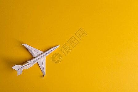 一组纸面飞机朝一个方向 一人用不同方式指向黄色背景 从飞机尾部划出圆形线 单位 美元竞赛战略旅行商业天空蓝色航班创造力红色喷射图片