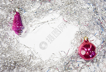 古老的圣诞节和新年玩具 由白背面玻璃制成礼物装饰品风格工艺紫红色庆典假期松树装饰卡片图片